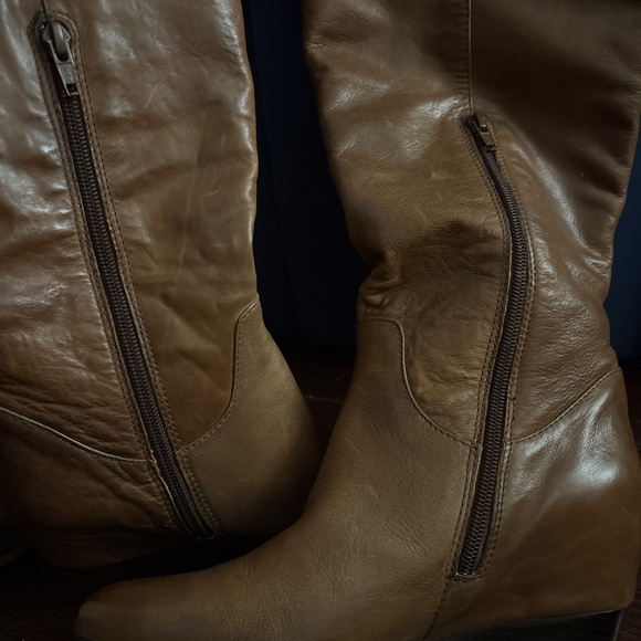 New brown leather wedge boots with side pocket that buttons closed size 7 1/2 - Picture 4 of 11